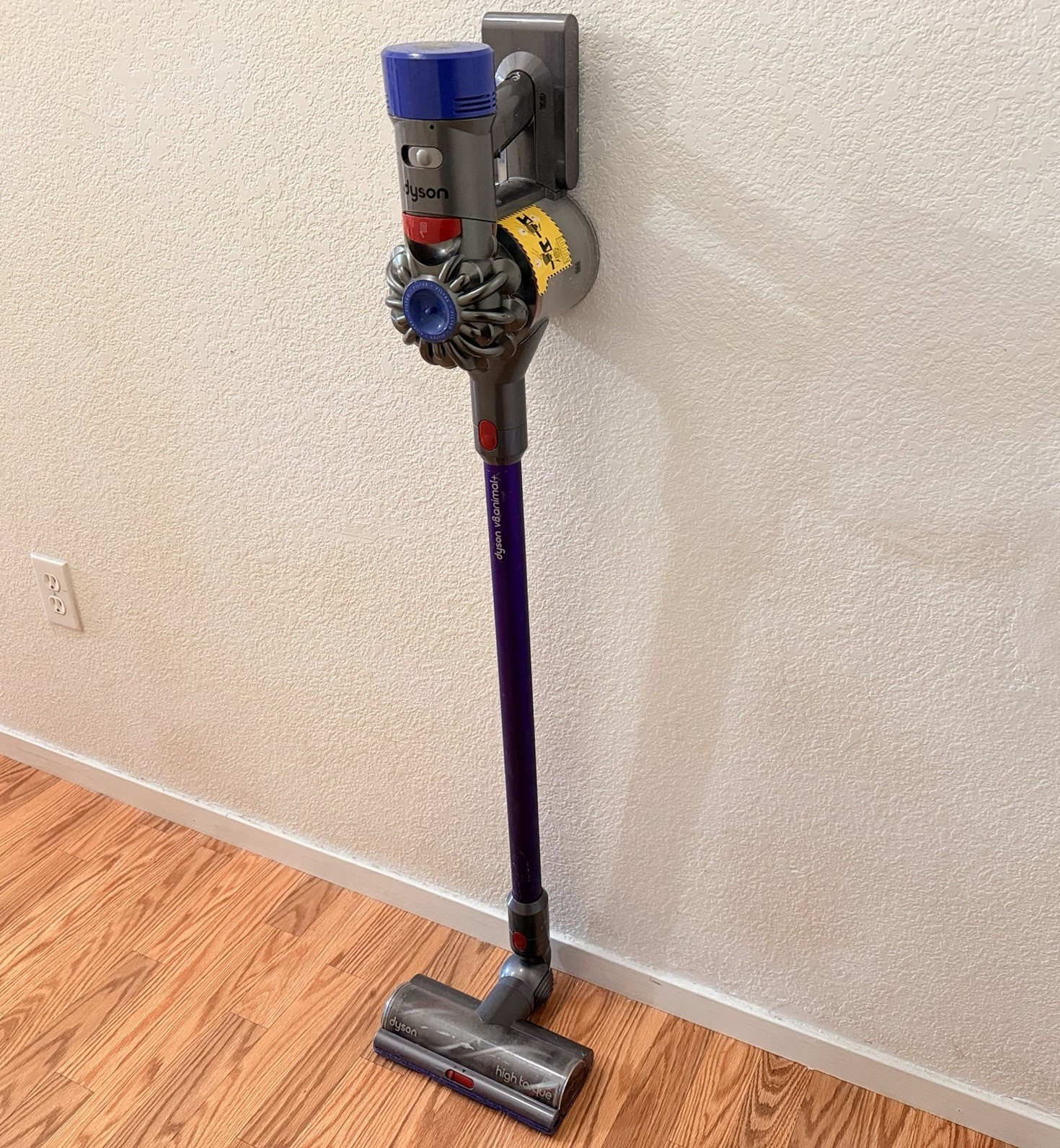 Dyson V8 Animal+ Cordless Bagless Stick Vacuum Purple/Gray w/ Charger Wall Mount gallery