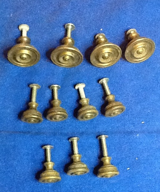 ANTIQUE VICTORIAN-STYLE BRASSPLATE KNOBS 4 LARGE 7 SMALL (WITH SCREWS) 060526AR