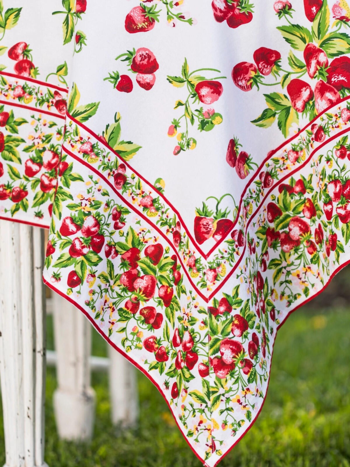 APRIL CORNELL STRAWBERRY BASKET TABLECLOTH gallery