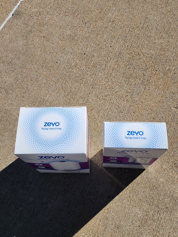 Zevo Flying Insect Trap 1 Device & 1 Box Of 2 New Refills NEW gallery