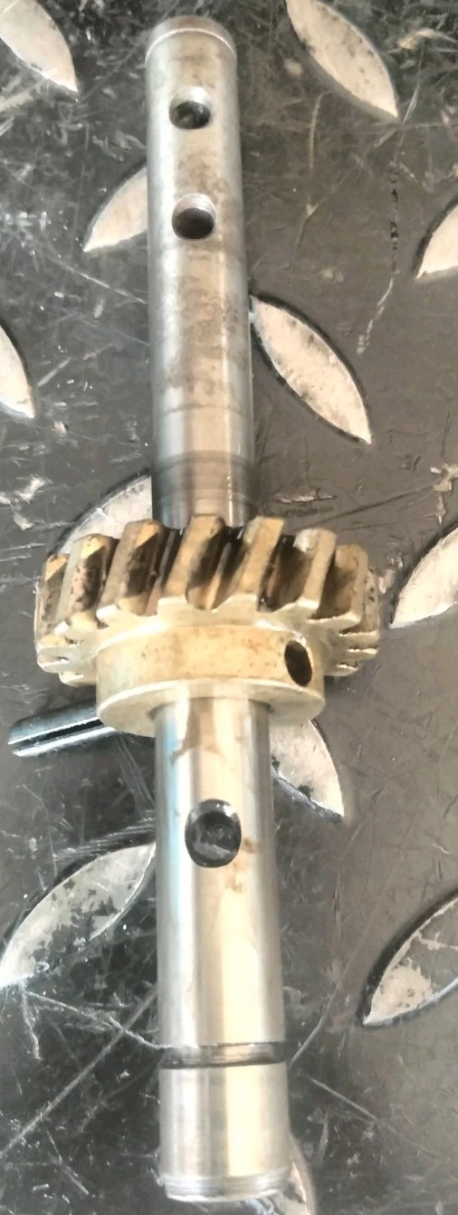 4HP Briggs & Stratton 114982 Helical Gear & Shaft 231278 690516 230831 691240 gallery