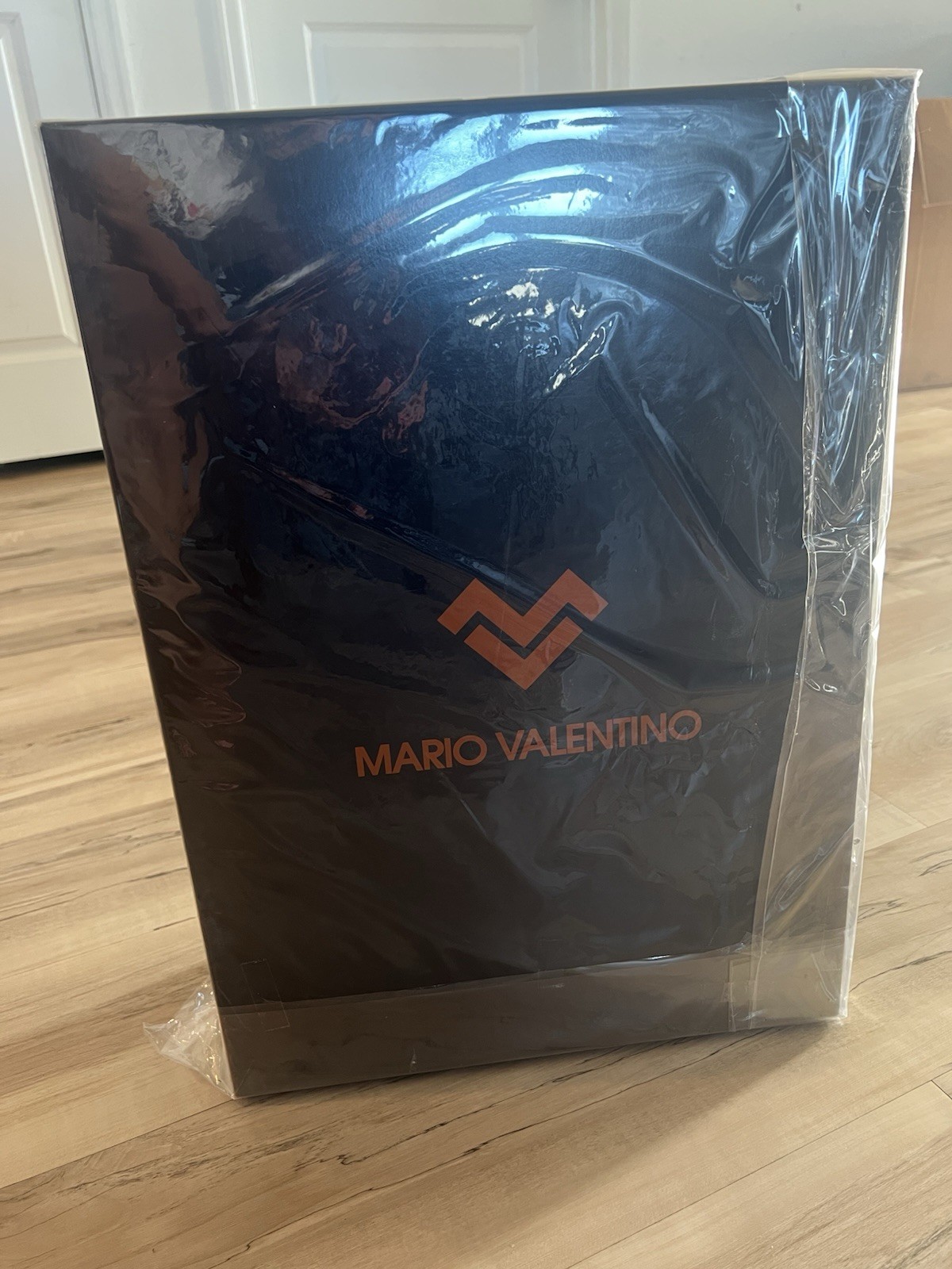 Mario Valentino Silk Blend Full Size Comforter (55 “ X 75” ***NIB*** gallery