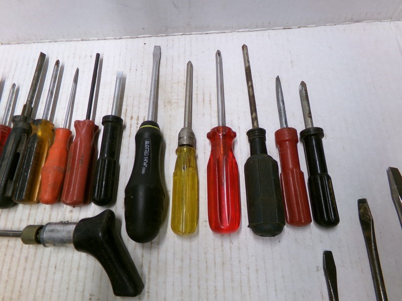 Lot of 50 Screwdrivers Phillips Flat Torx gallery