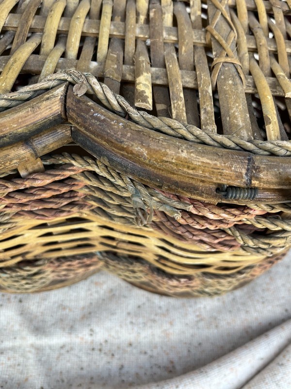 Vintage Heart shaped wicker picnic basket Solid Good Condition Large 18x15x10 gallery