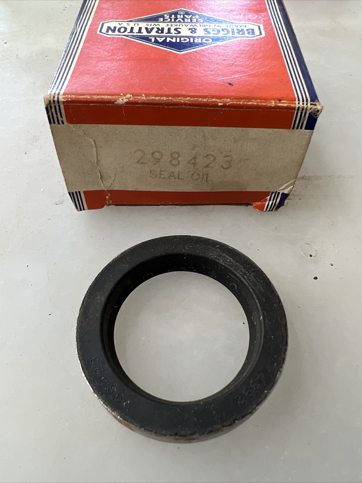 ONE NEW Genuine Briggs & Stratton Oil Seal 298423 Original NOS gallery