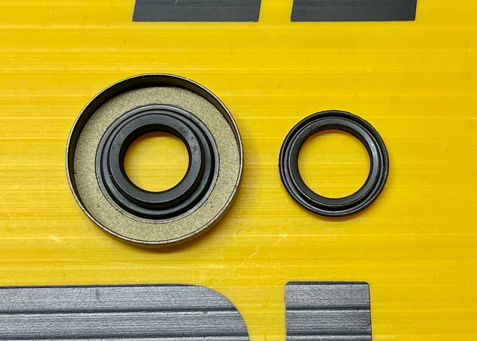 McCulloch Crank Seals 61618 & 110260 SP 80/81, PM 800, 805, 850 and More (Bin 8) gallery