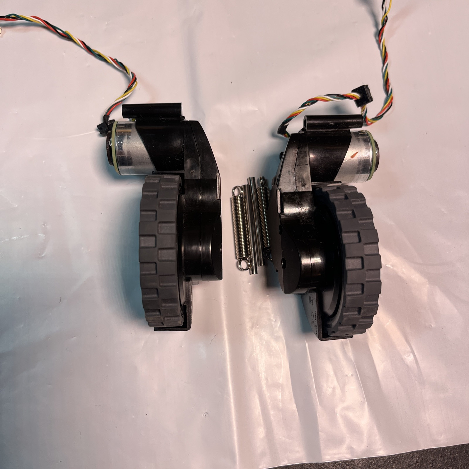 OEM i5+ i3+ Roomba Wheels Non Modular VERSION Right + Left Pair 2024 Model gallery