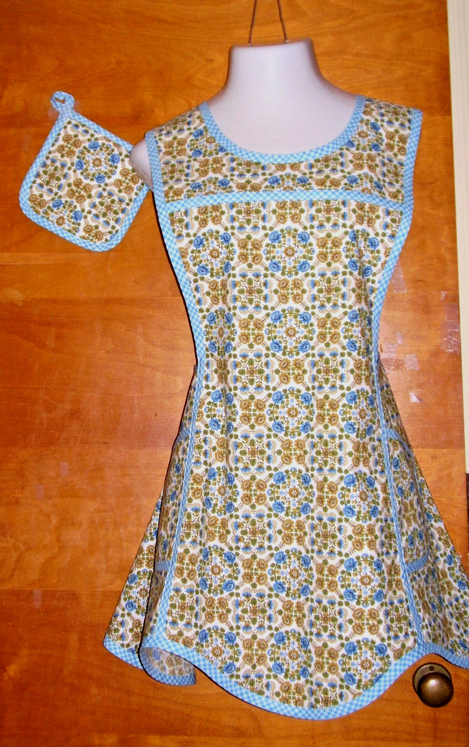HANDMADE BIB APRON - PLUS SZ - CROSS BACK - VINTAGE FLORAL DESIGN - RETRO gallery