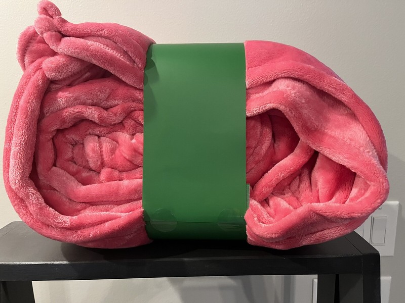 KATE SPADE Hot Pink OVERSIZED KING Fleece Blanket Soft Plush Throw 112" x 92 NEW gallery