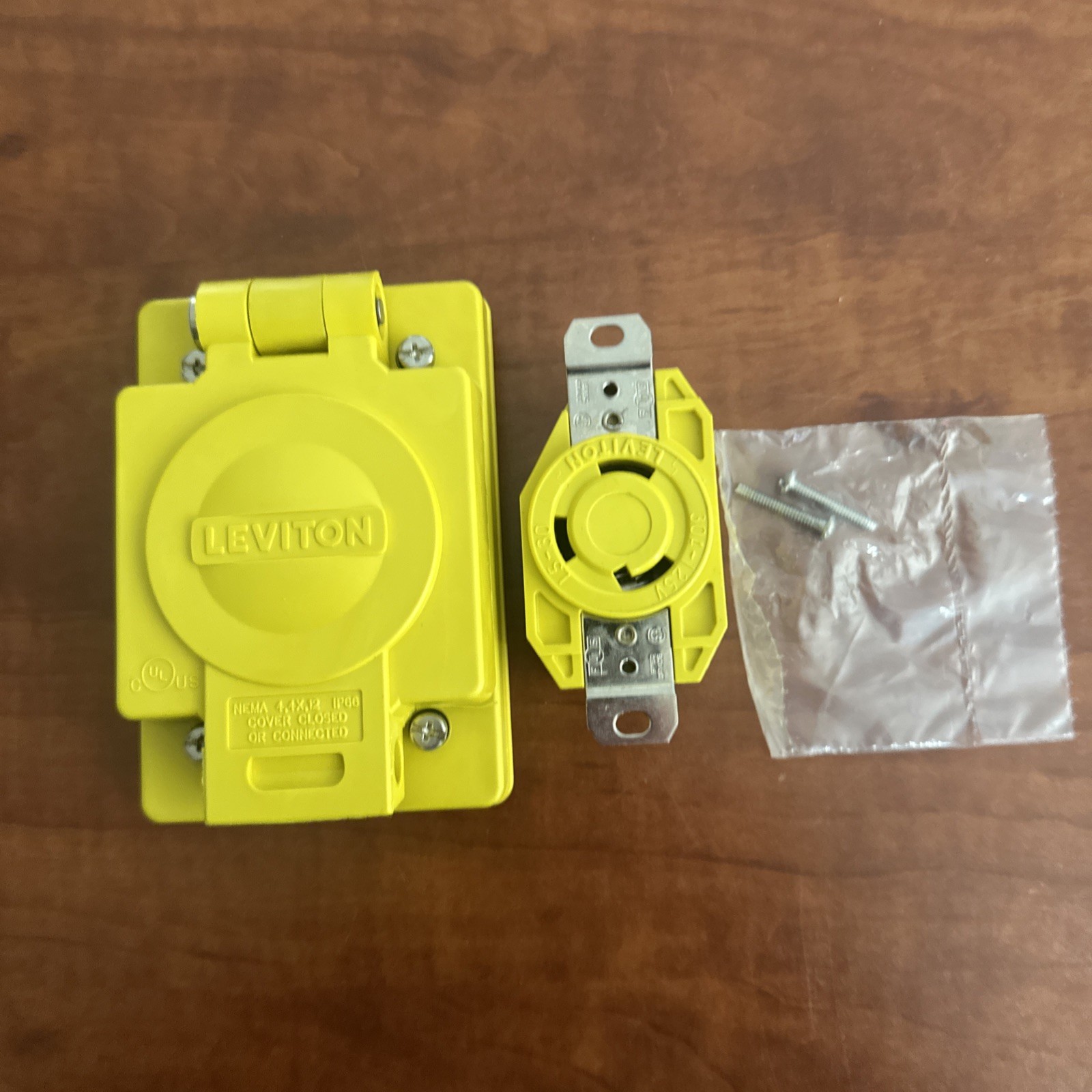LEVITON 69W47 30AMP 125V RECEPTACLE WITH WESTGUARD IP66 COVER INDUSTRIAL GRADE gallery