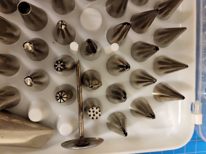 Vintage Wilton Cake Decorating Master Tip Set 45+ Icing Nozzles Flower Nails Cas gallery