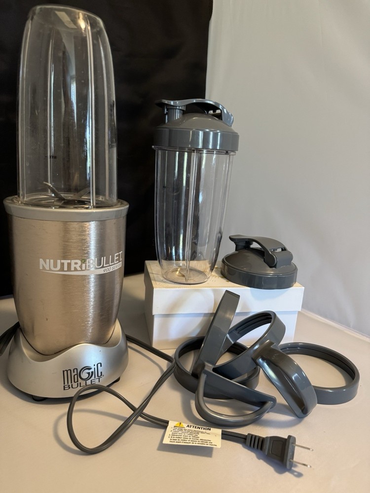 NutriBullet Magic Bullet 900 Series Blender- Great Working Condition.