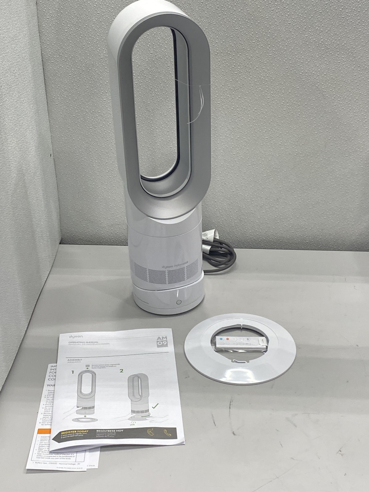 Dyson AM09 Hot+Cool Jet Focus Bladeless Heater and Fan - White/Silver gallery
