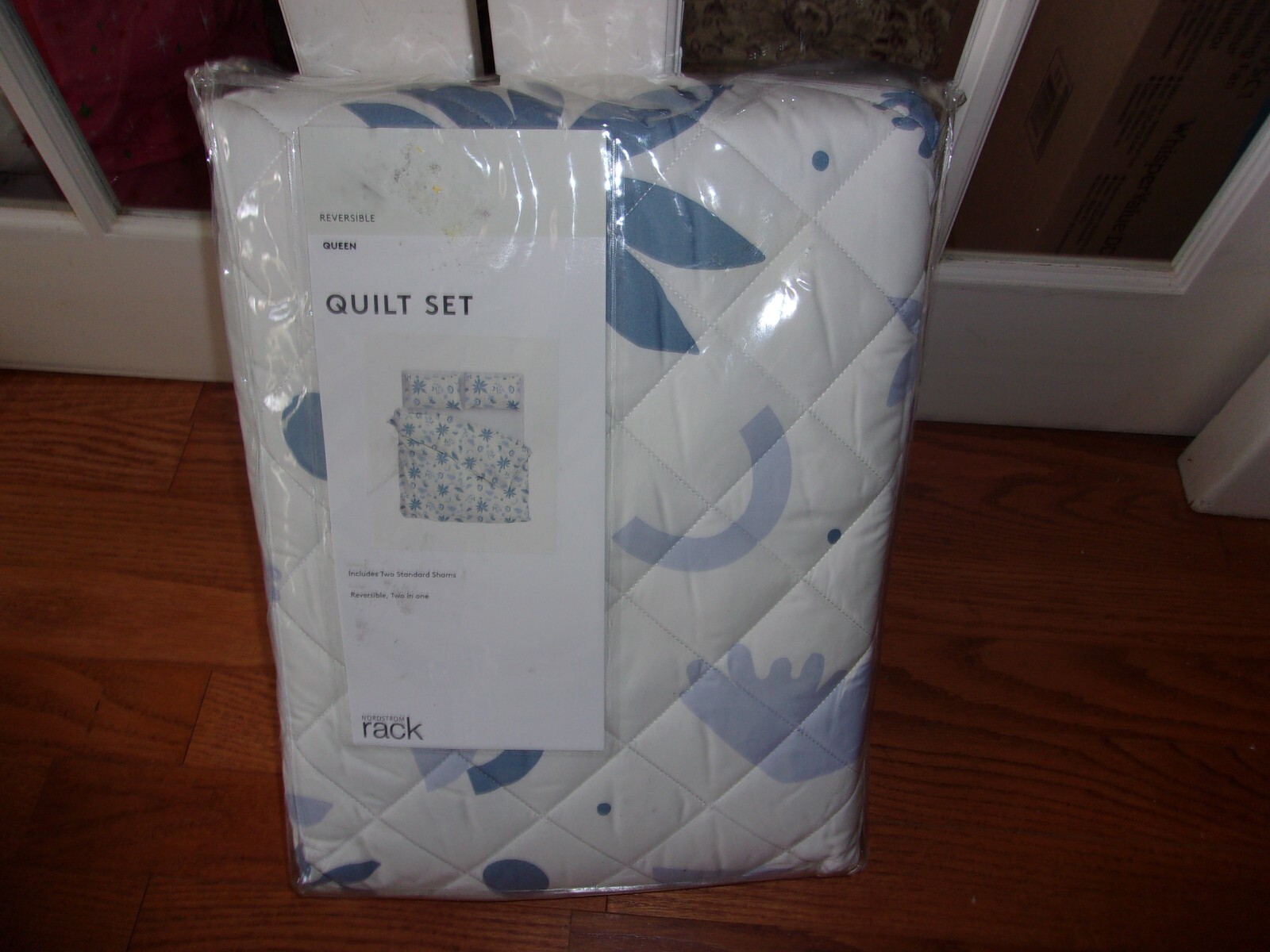 NIP Nordstrom Rack Blue White Floral Reversible Queen Quilt & Shams Set 3pc gallery