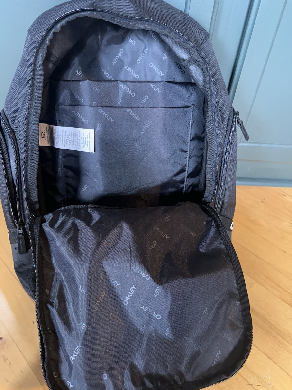 Oakley Jet Blackout Hiking Backpack, Multiple Compartments, Adjustable Straps 4