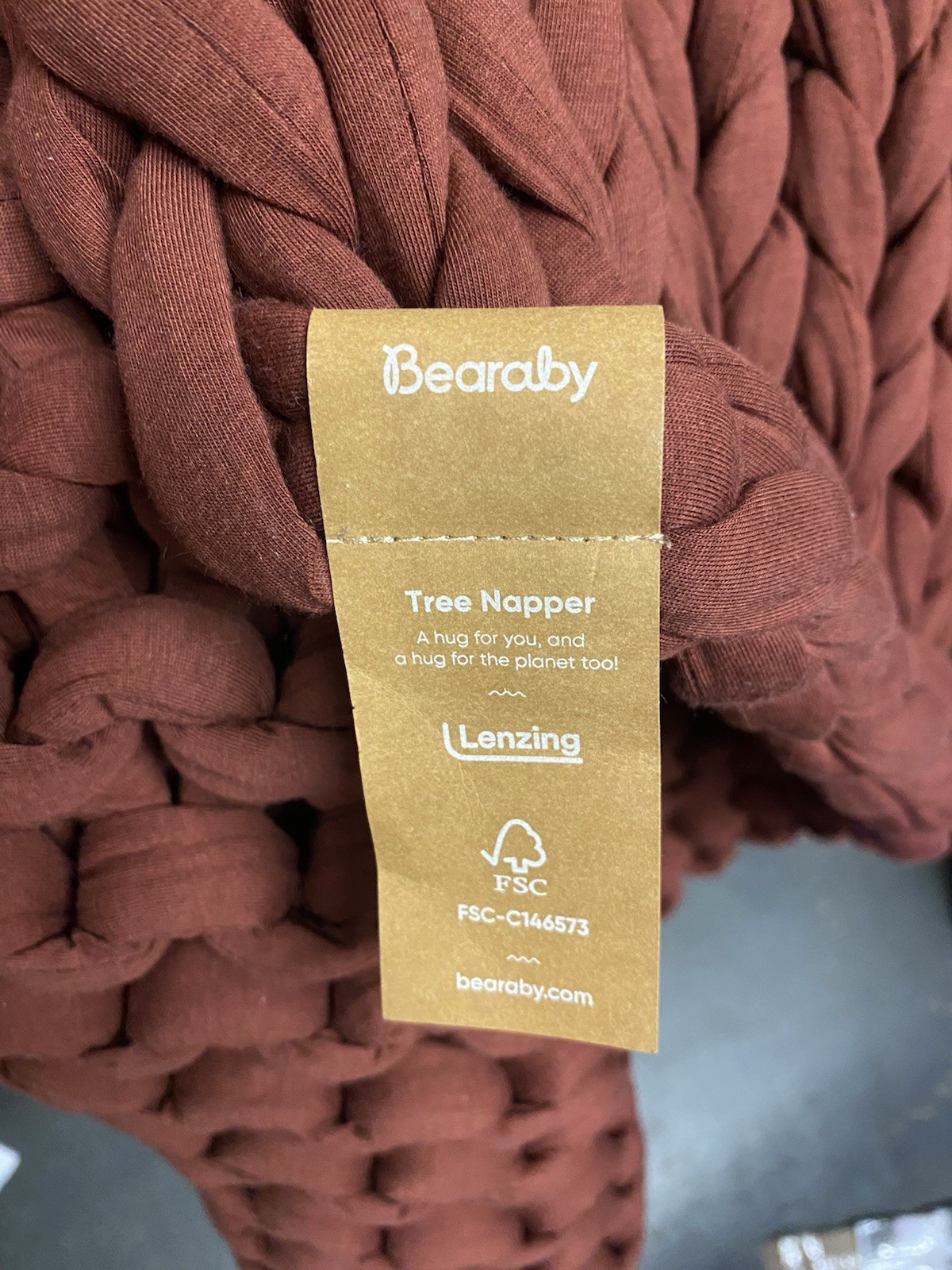 Bearaby Tencil Tree Napper Throw 20 Lb Reta $349 Mahogany Wine gallery
