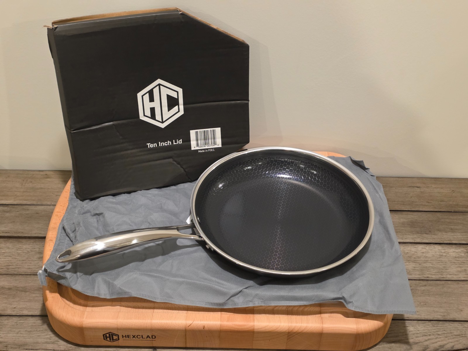 HexClad Hybrid Nonstick 10-Inch Frying Pan with Tempered Glass Lid - $169 MSRP gallery