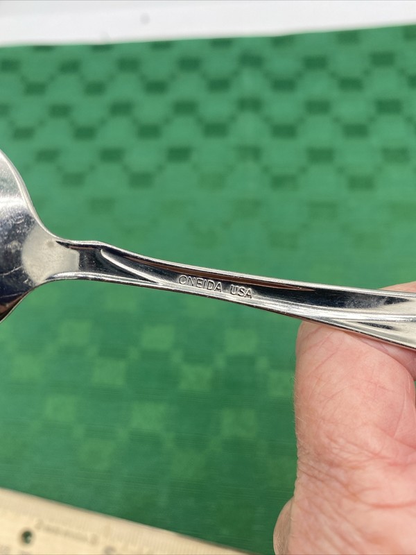 Oneida * Glossy Stainless Steel Flatware Dinner Fork 7 1/4” gallery