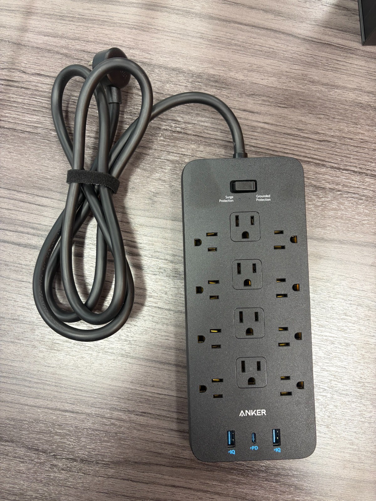 Anker Power Strip Surge Protector 2100J 12 Outlets 1 USB-C 2 USB-A 5ft Flat Plug gallery