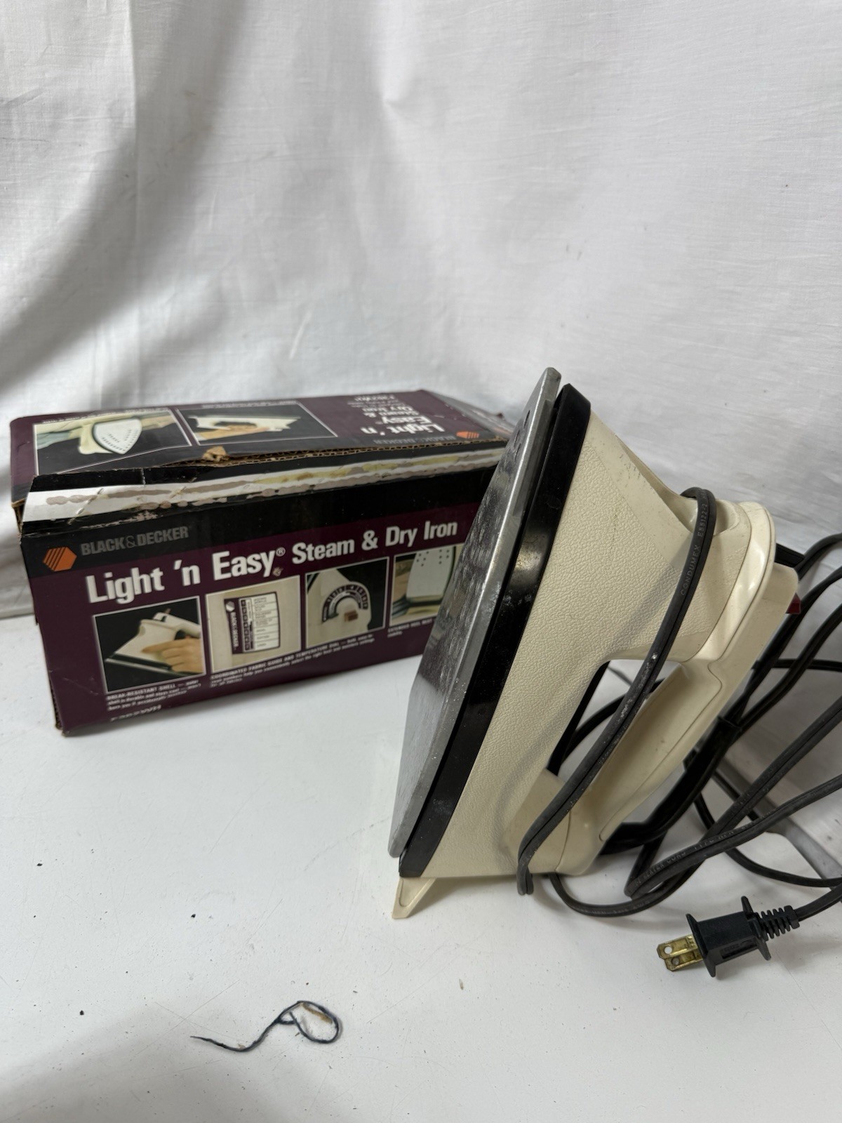 Black & Decker Light 'n Easy Steam & Dry Iron F227WH White/Black Vintage Boxed gallery