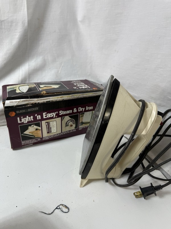 Black & Decker Light 'n Easy Steam & Dry Iron F227WH White/Black Vintage Boxed gallery