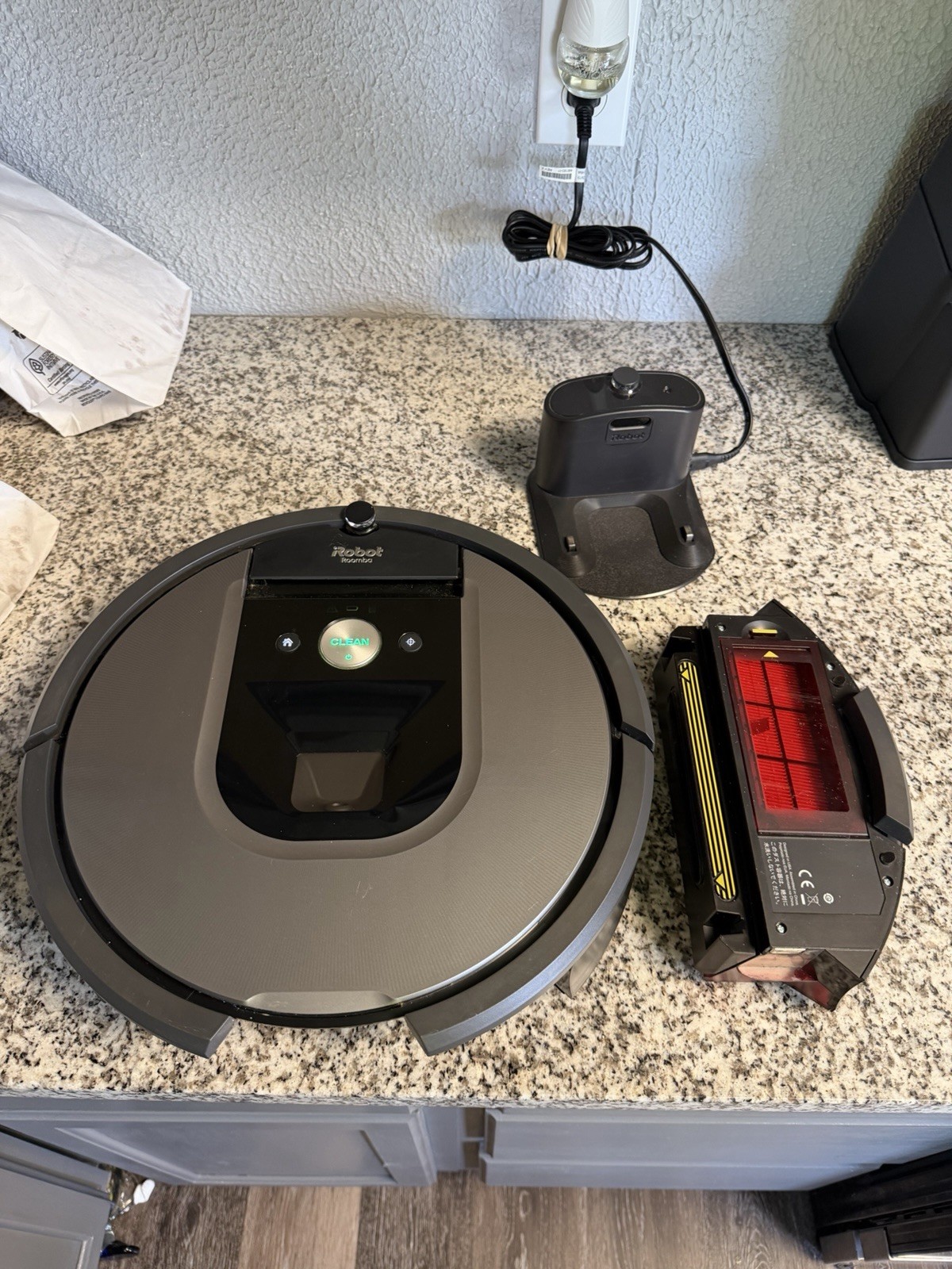 iRobot Roomba 960 Robot Vacuum WiFi Connected Smart Cleaner W/ Charger WORKING gallery