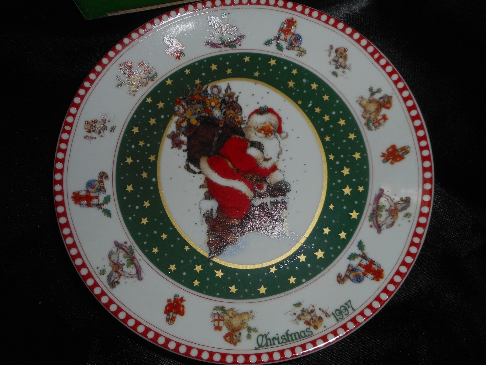 Christmas 1997 Plate featuring Santa (Free Shipping with 6 or more items) gallery