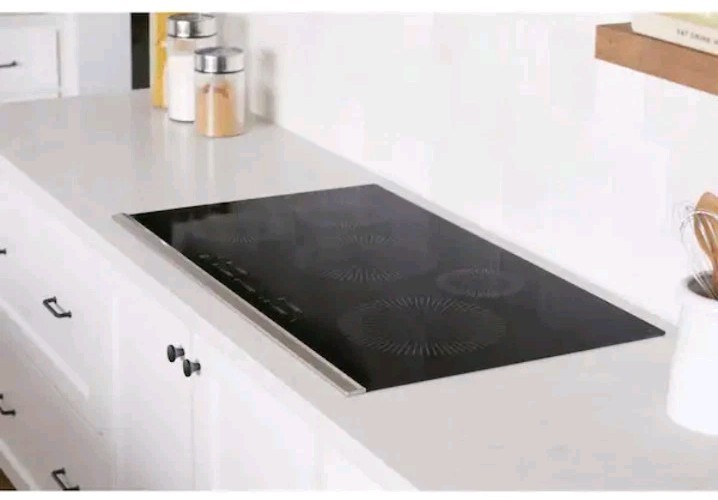 Frigidaire 36 in. Induction Cooktop Black and Stainless 5 Burners GCCI3667AB gallery