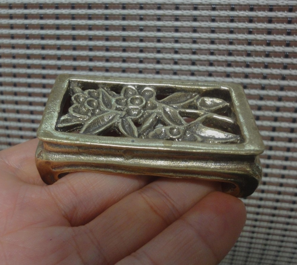 Vintage Style Solid Brass Small Flowers Carving Desk Base Statue for Home Decor