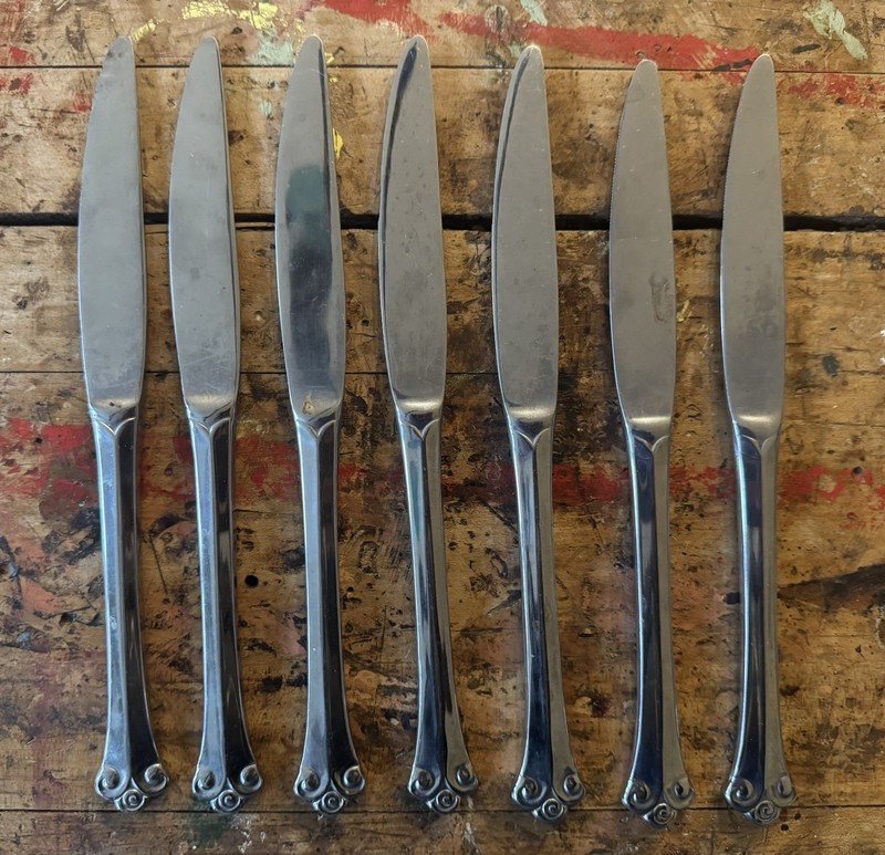 Oneida Milan Scroll Stainless Flatware Mixed Set (set Of 19) gallery