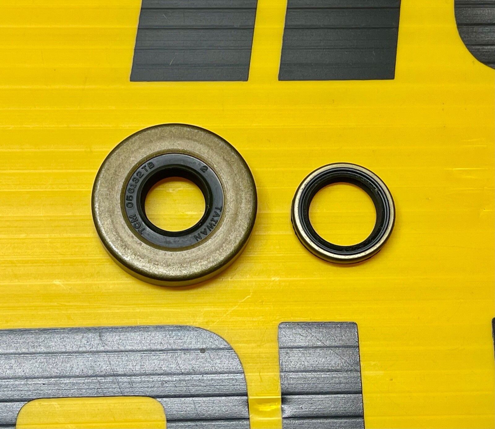 McCulloch Crank Seals 61618 & 110260 SP 80/81, PM 800, 805, 850 and More (Bin 8) gallery