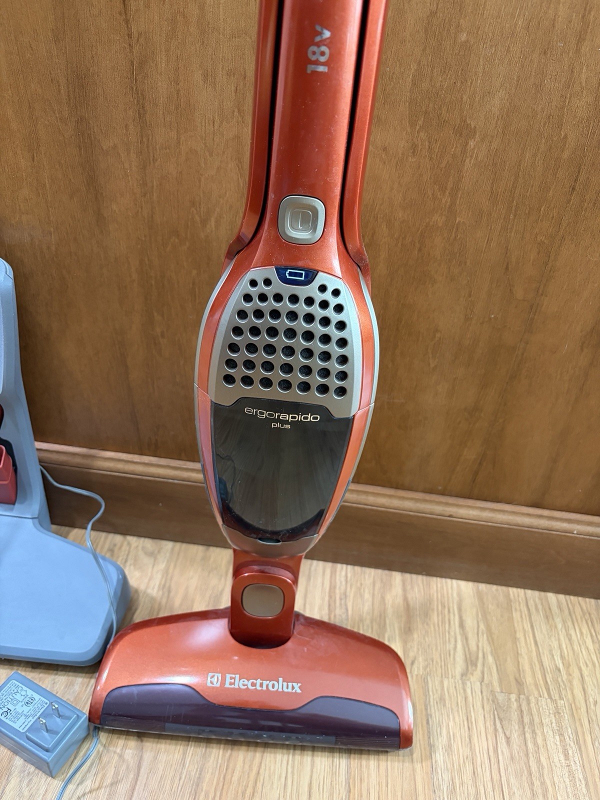 ELECTROLUX ERGORAPIDO 2-IN-1 CORDLESS VACUUM CLEANER ORANGE WITH CHARGER EL1030 gallery
