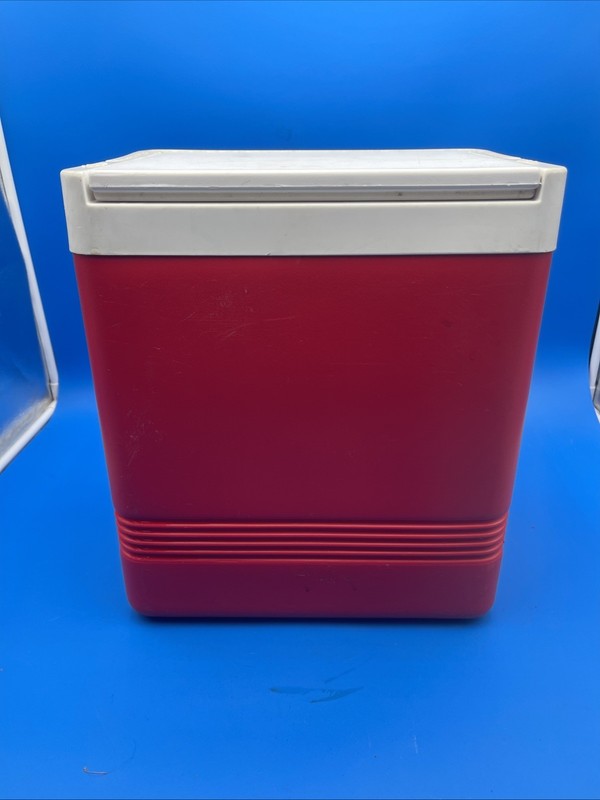 Igloo 43360 Stackable Red 24 Can Legend Cooler 17 qt. gallery