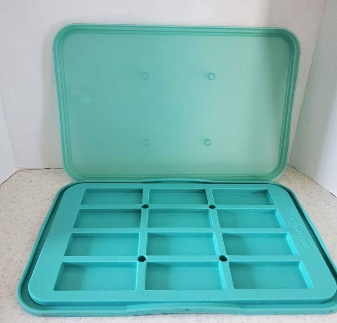 Pampered Chef Snack Bar Maker 15x10” Silicone Pan W Lid gallery
