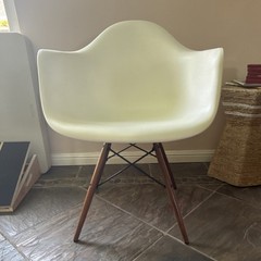 Herman Miller DAWRBK0ZEB Mid-Century Modern White Arm Chair Wood Legs