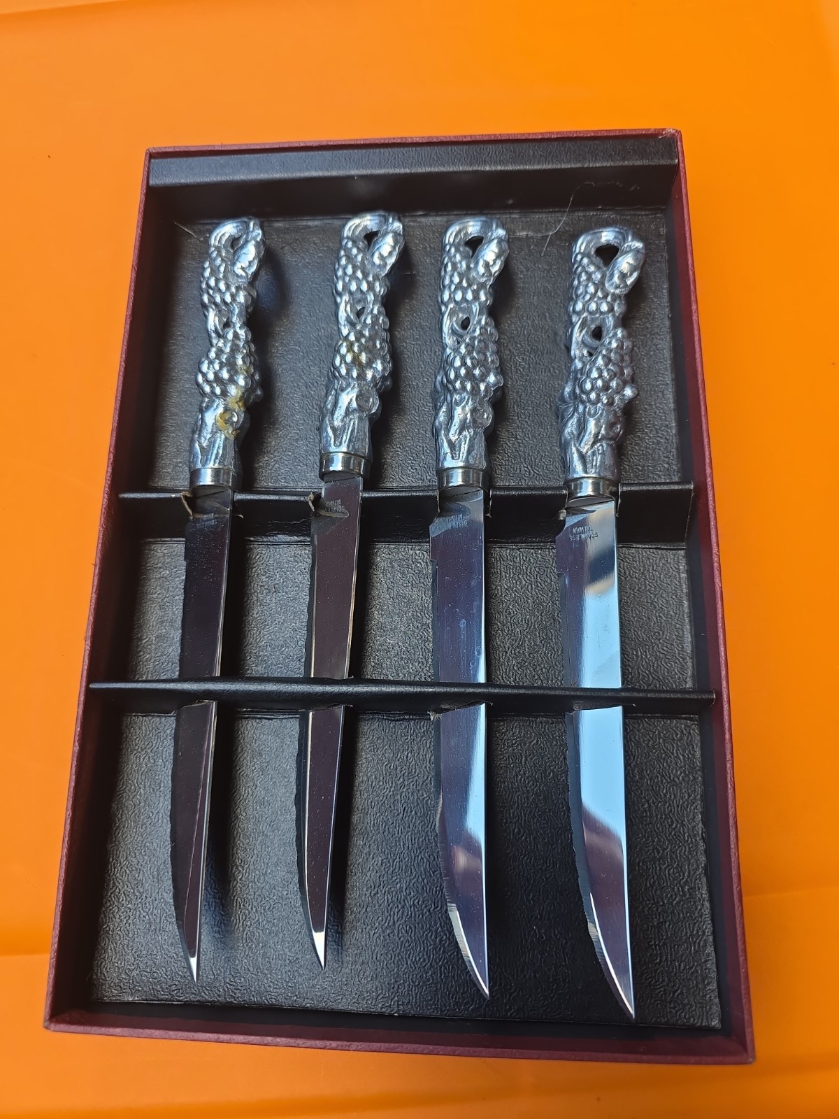 Set of 4 Arthur Court Grape Pattern Steak Knives With Box gallery
