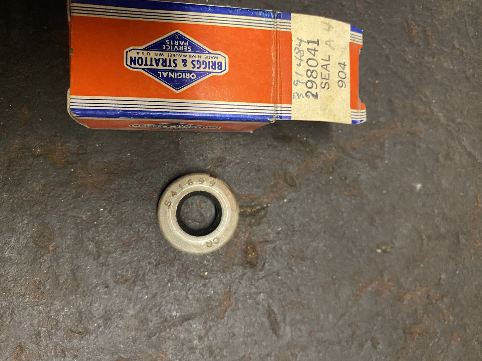 (YC8) Briggs and Stratton 298041 Seal gallery