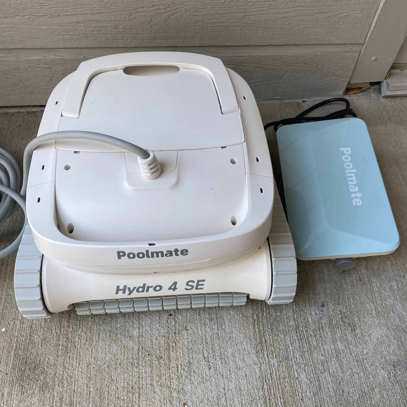 Hydro 4 SE Pool Vacuum Robot Cleaner for Inground Pools gallery