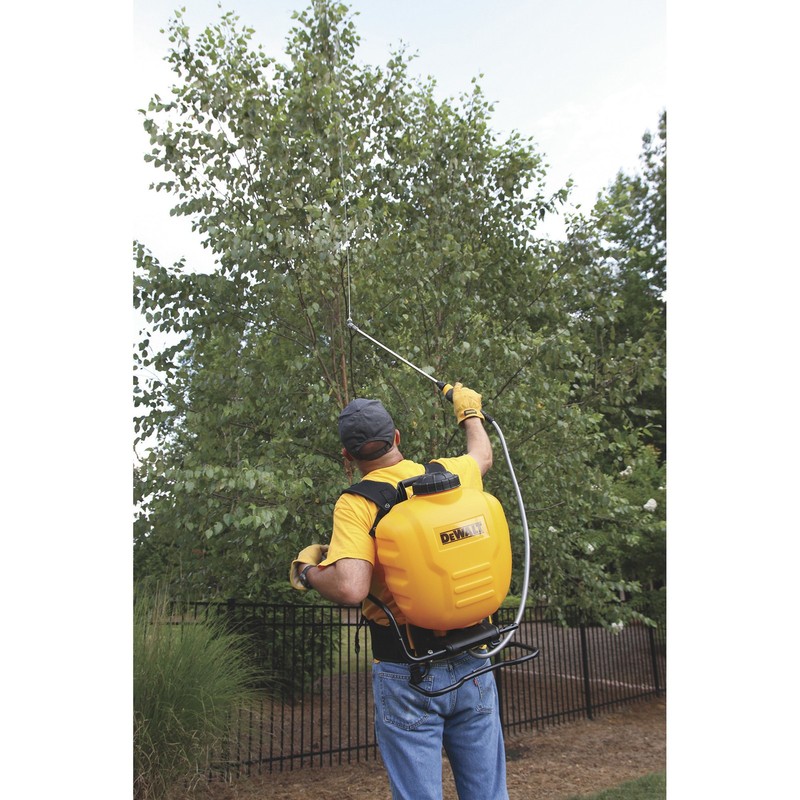 DEWALT Backpack Sprayer, 4-Gallon Capacity, 0.3 oz./min., Model# 190652 gallery