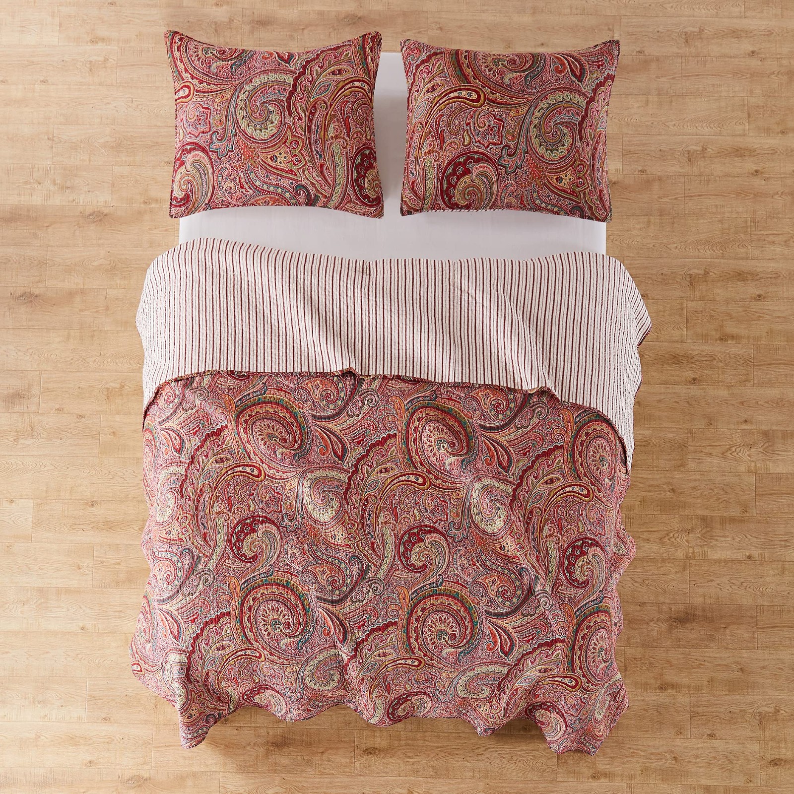 Spruce Red Quilt Set - Full/Queen Quilt (88x92in.) + Two Standard Pillow Shams ( gallery