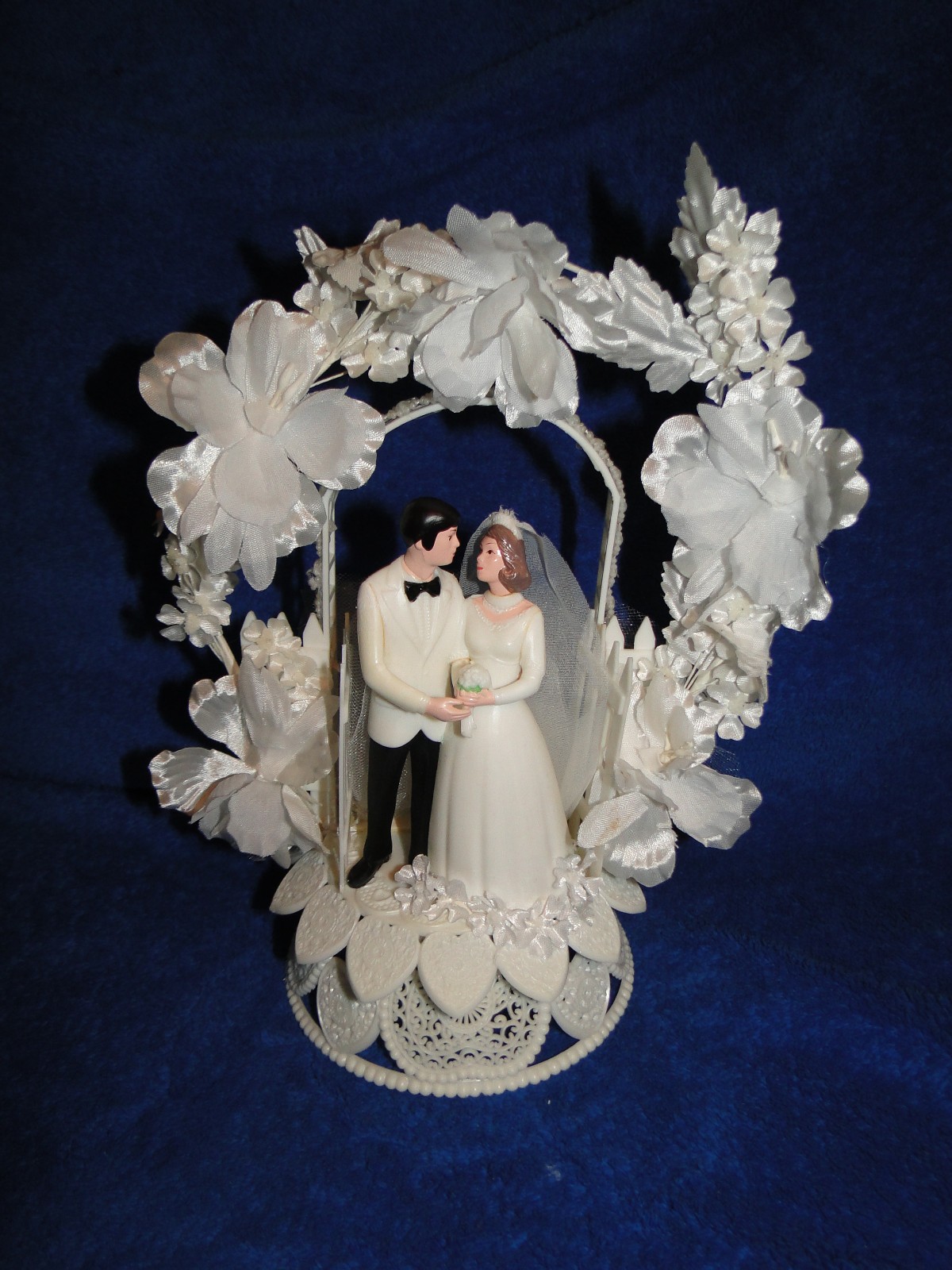 New Vintage Wilton "Enchantment" Wedding Cake Top, White Coat # 114-9023 gallery