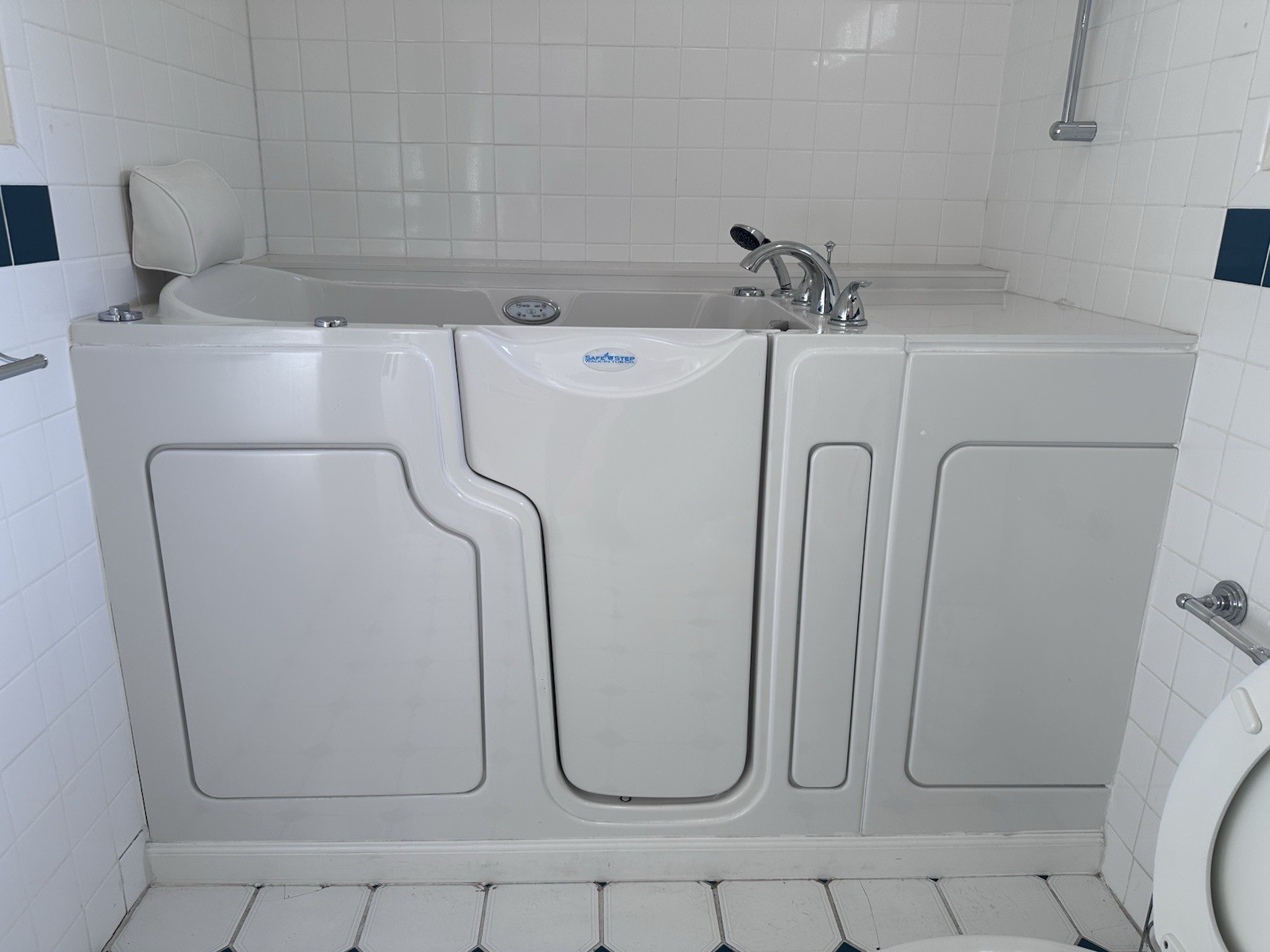 Safe Step Walk-In Tub/Shower Model 2016 Pre-owned. Hardly Used! gallery
