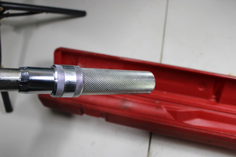 Mac Tools TW150R - 1/4" Drive - Axis-Head Torque Wrench 20-160 in-lbs. gallery