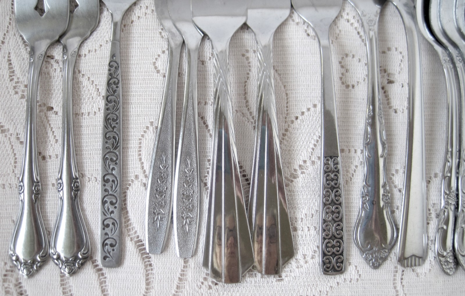 CRAFT CRAFTING 25 Vintage Patterned Small Forks Lot gallery