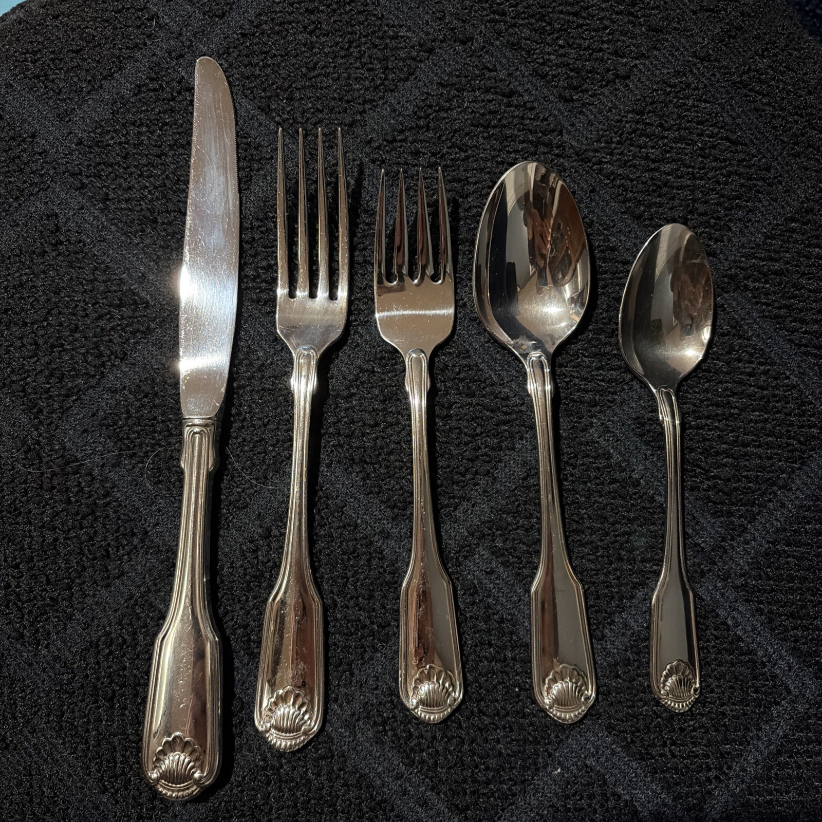 Oneida CLASSIC SHELL Stainless Flatware Silverware 5pc PLACE SETTING Cube gallery