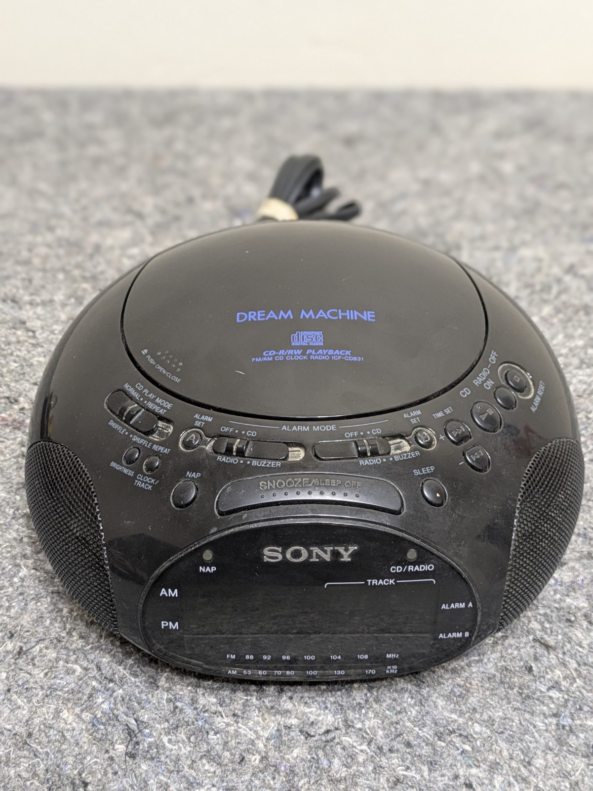 Sony Dream Machine Alarm Clock Radio CD Player ICF-CD831 - Works Great See Video gallery