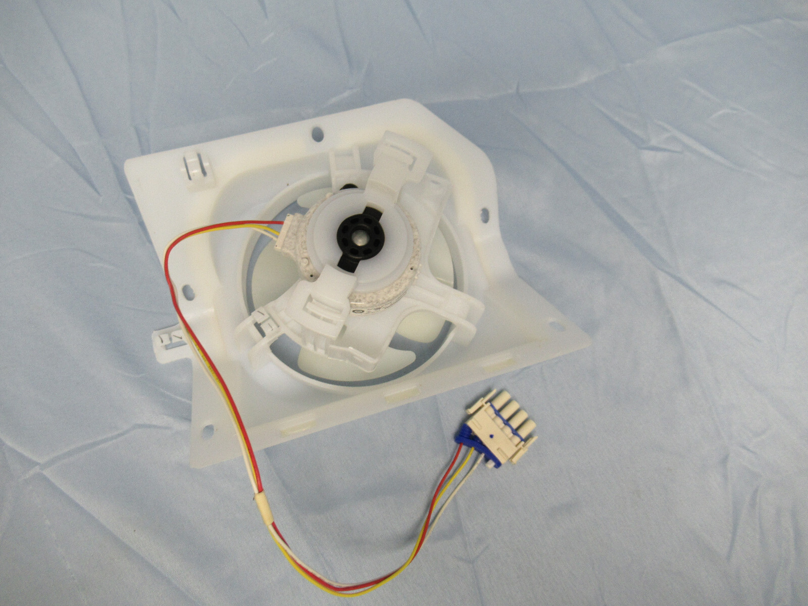 Frigidaire Fridge Evaporator Fan Motor w/Shroud 809069207 811975001 (Lot #102) gallery