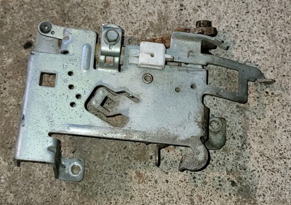 Briggs 597209 Throttle Control Bracket, Governor Arm 494887 495611 691644 694042