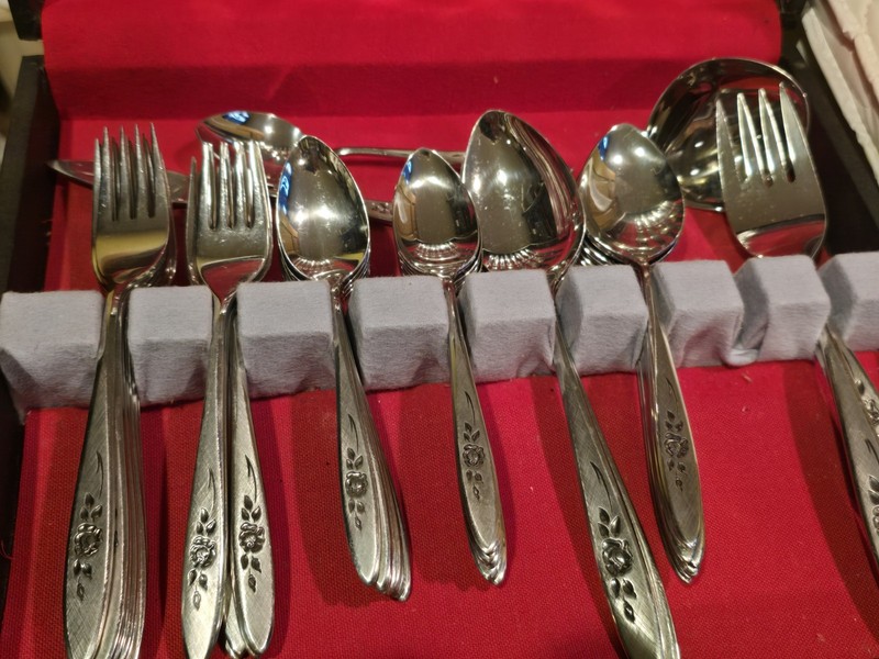 Oneida - Rose Shadow Flatware. 54 Pieces Including (8) 5 Piece Place Settings gallery