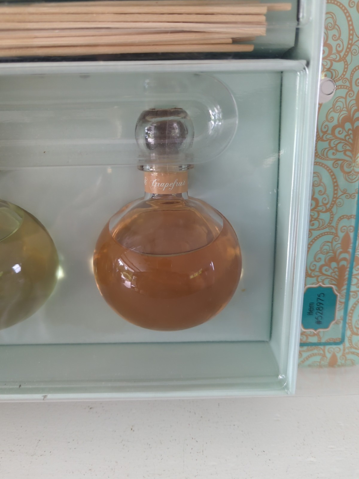 Anthousa Reed Diffuser Set, Crisp Cucumber AND Vanila & Grapefruit, Objet M39 gallery